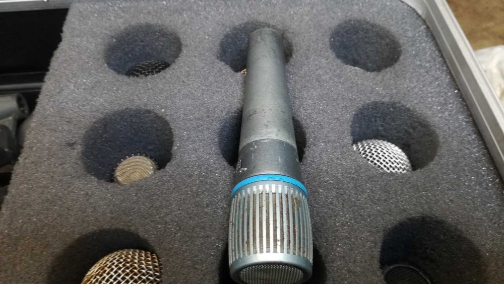 Microfone Shure Beta 57 em bom estado.