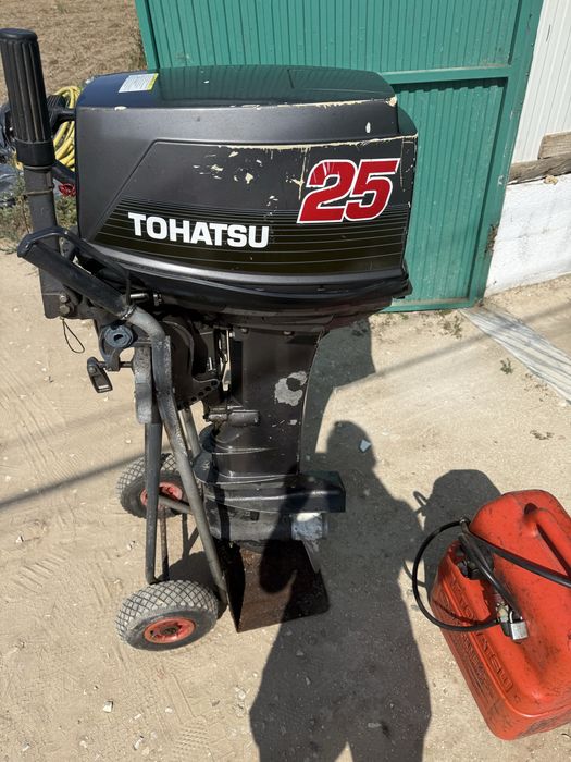 Lancha e motor tohatsu de 25 cavalos