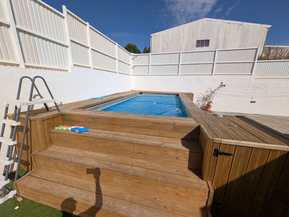 Vendo piscina+acessórios, retângulo de relva artificial e estrutura de ferro e madeira que envolve a piscina