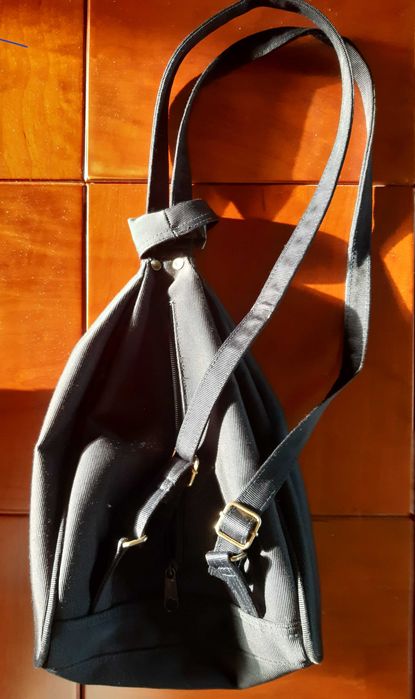 mochila de tecido preto com bolso à frente dos anos 90