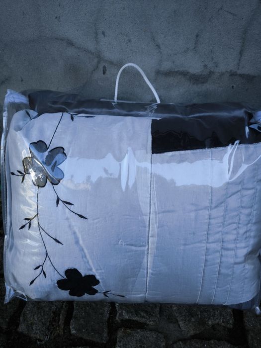 Edredão 260*220 com duas  almofadas