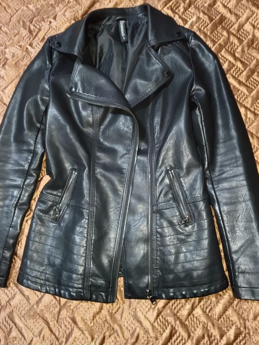 Продам куртку на дівчину розмір s .