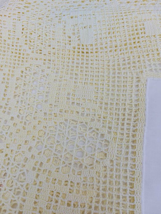 Lençóis com renda e bordado feitos à mão