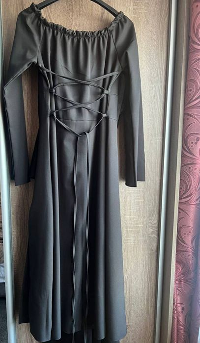 Сукня чорна міді