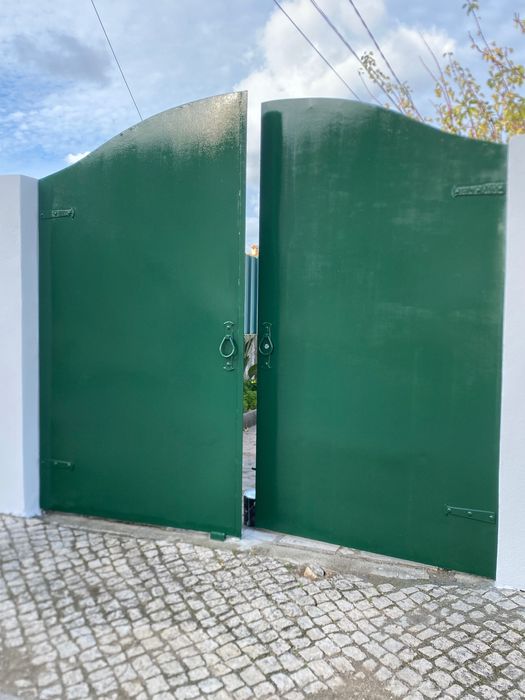 Serviço de pintura, em muros, portões, interiores. Sob orçamento.