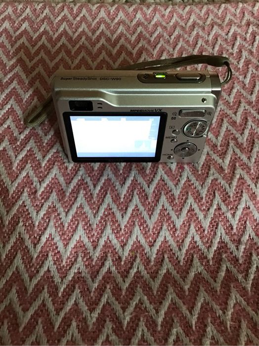 Цифровий фотоапарат Sony DSC-W90 з станцією для перегляду фото