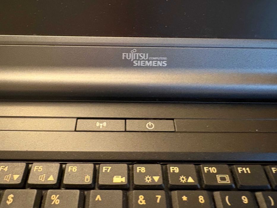 laptop Fujitsu Siemens Esprimo mobile - na części bez dysku