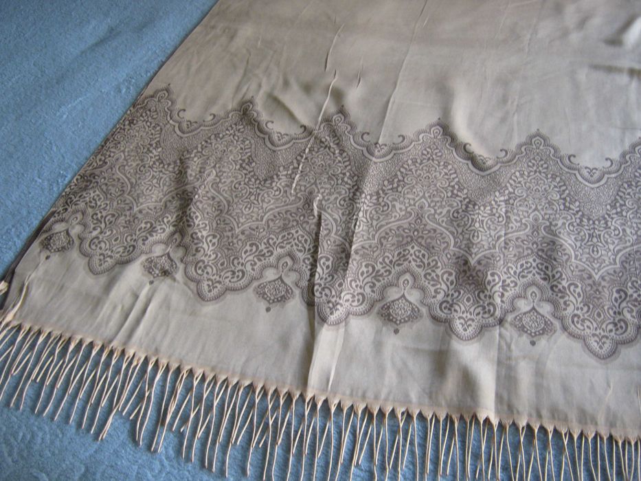 Красивые шелковые шарфы