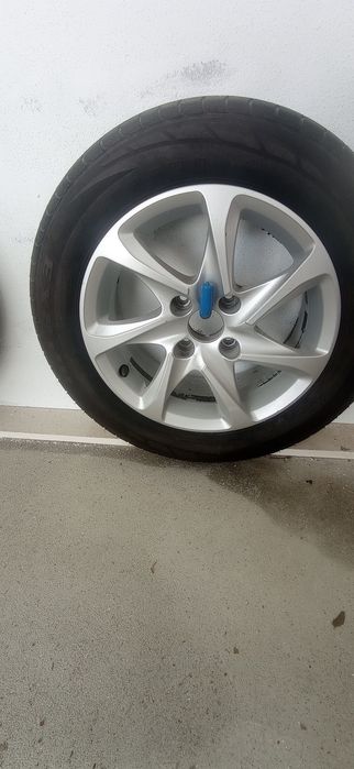 Jantes 15'' de Peugeot 208 com pneus