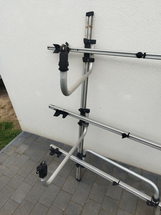 Bagażnik rowerowy dachowy Tuv na trzy rowery.