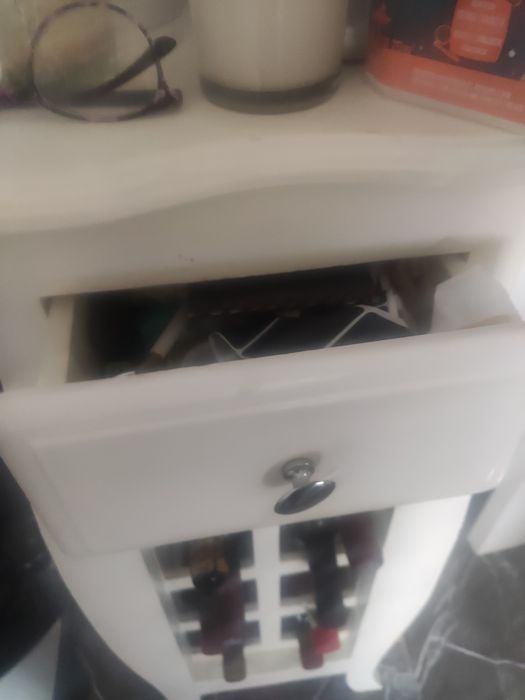 Móvel de cozinha com gaveta e garrafeira