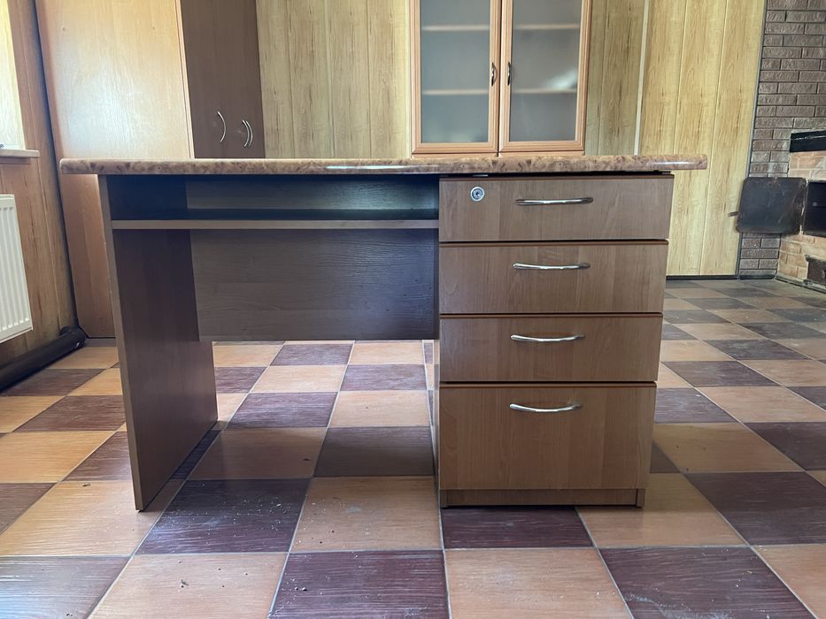 Офисный стол