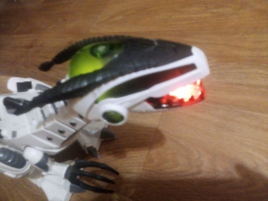 Динозавр робот  .