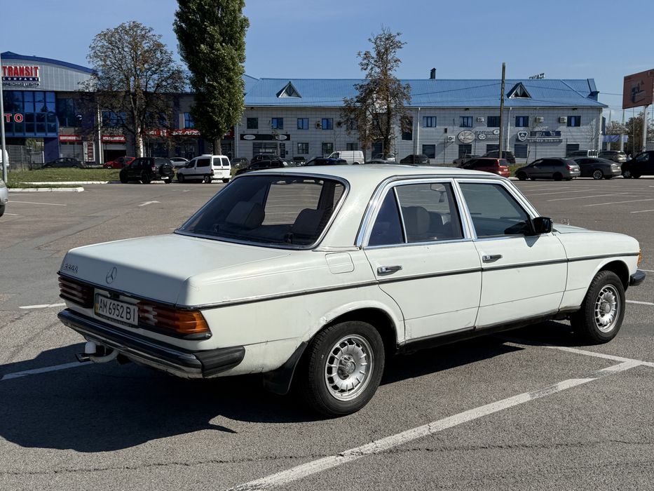 Mercedes-Benz E-Class W123 1984