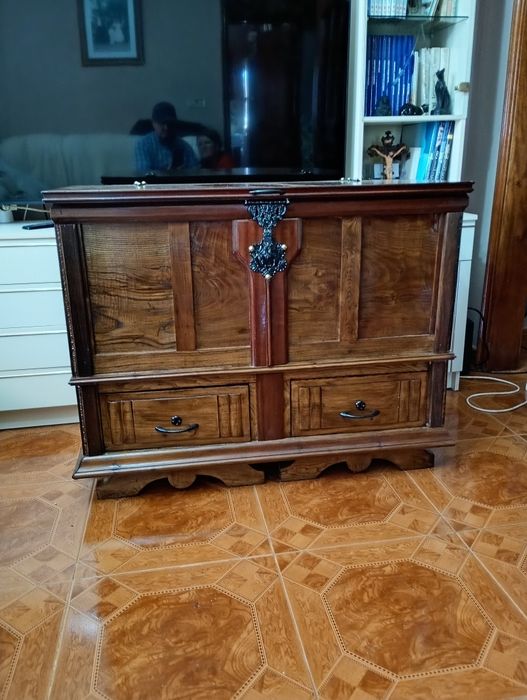 Arca em madeira maciça para roupa com duas gavetas largura 100m x 45cm