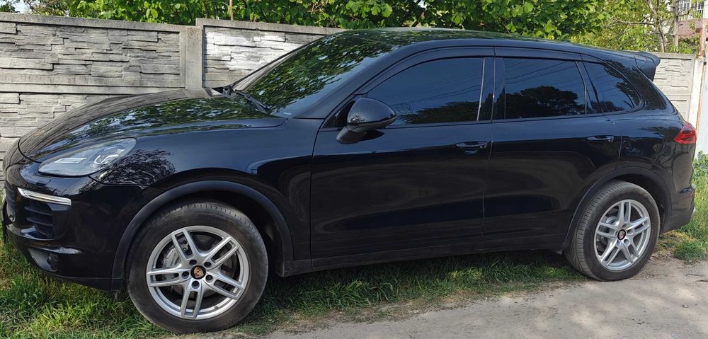 Продам Porsche Cayenne S 958 3,6T(420 к.с.) 92A •AWD• Executive Plus конец 2016 года

Пробег 99 900 км
Цвет чёрный (Black пакет)
Двигатель 3.6L Turbo V6 FI DOHC 24V NF4 ; Привод : Полный
Коробка передач: 8-АКП Tiptronic S ; Тип коробки передач: Автомат; Кол-во передач: 8
Фирма КПП: Aisin ; Страна КПП: Япония
Подрулевые лепестки
Состояние  приближено к идеальному.
(передние стойки и передние крылья в броне плёнке)
Состояние салона на высоте. (Полностью чёрный)
Детализированные брендированные элементы салона
Панорама 
Тонированный вкруг (+ дополнительно тонирована панорама)
Боковые стекла бронированные.
Комплектация очень достойная.(больше чем у Платинум)
3-спицевое многофункциональное рулевое колесо с отделкой темным ореховым деревом, с подогревом
Полностью цифровой кокпит(панель приборов) 
Стоит новый мультимедийный центр (Андройд) экран 12'  256GB встроенной памяти
Музыка Bose (16-ть динамиков с сабом)
Беспроводной Carplay и Android auto
Ambient light - салона
Камеры 360° (Задняя камера с омывателем) 
Парктроники в круг
Доводчики всех дверей
Авто закрытие всех стёкол и люка (при закрытии авто)
Бесключевой доступ
Слепые зоны
Сигнализация + метка
Эксклюзивные дефлекторы окон (слим) 
Электрическая крышка багажника(открытие закрытие с брелока)
Вентиляция передних сидений
Обогрев всех сидений (перед+ зад)+руль
Сидения с 14-позиционной регулировкой, с пакетом памяти для передних сидений
Электро солнцезащитные шторки задних окон
Кож. винил все ковры + багажник (отдельно - зимние вкладыши)
Подвеска - не пневма (никаких вопросов по баллонам, спусканием или компрессора)
Светодиодные фары(LED) + динамическое адаптивное освещение
Автодальний
Линзированые LED противотуманные фары с жёлтым и белым светом.
Топливный бак объемом 100 л
В комплекте  Зима R19 265/50 R19  (с датчиками давления в колёсах)
 Лето R19 265/50 R19  (с датчиками давления в колёсах)
Отлично управляемая и сбитая машина.
За машиной следили ТО каждые 5000-5500 км 
Последнее ТО на пробеге 99 650 км 
Стоят дорогие передние тормозные диски EBS серии Bluestuff
Из нюансов небольшая царапина, мелкие следы эксплуатации.
Цена 38 999 $ (торг у машины)
3-й хозяин (после ремонта из Америки, вернул оригинальный радиатор, устранил подтекания антифриза, восстановили внутренний пластик).
2-ва ключа
Продажа с полным переоформлением (никаких доверенностей или договоров).
Площадкам не беспокоить, ставить машину никуда не буду!