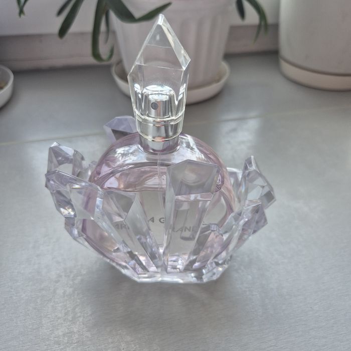 Perfumy Ariana Grande REM  prawie pełne.
