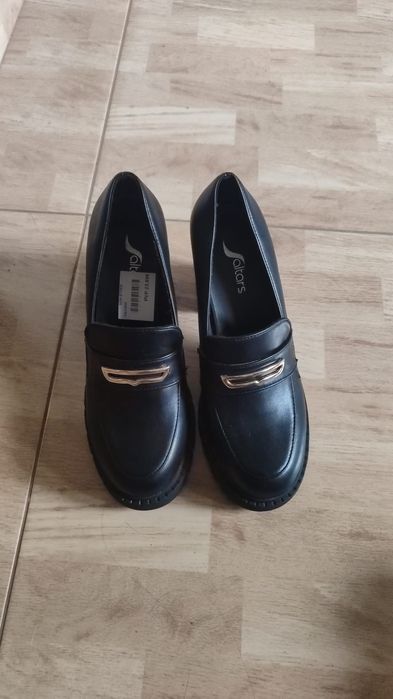 Vendo  sapatos 37 e uns 38