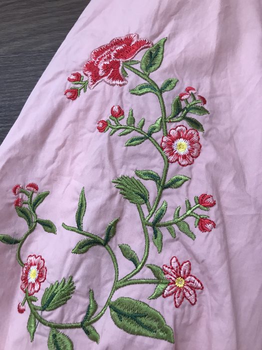 Жіноча блуза з вишитими рукавами