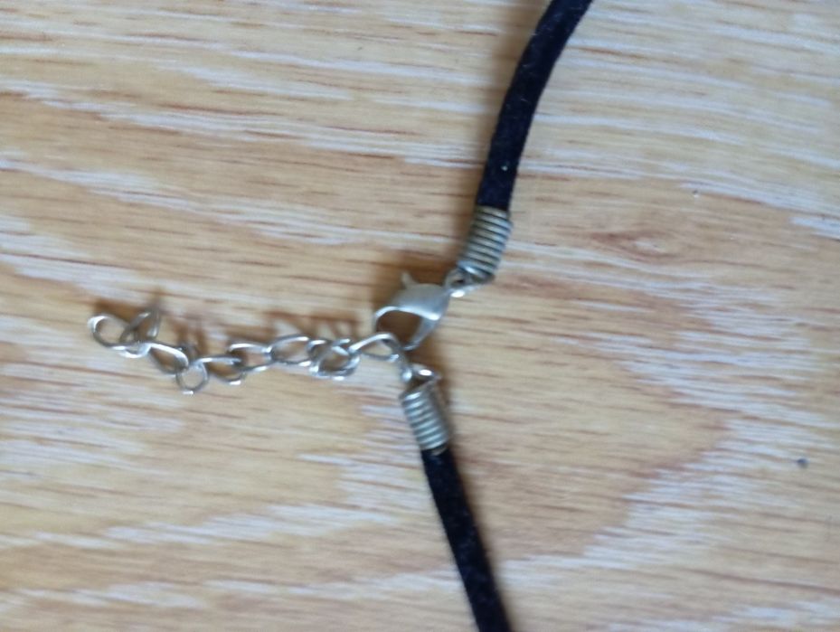 Czarny choker z zawieszką piórko