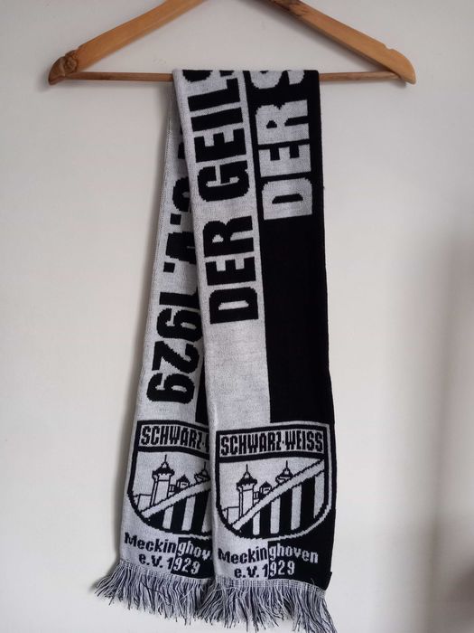 Schwarz -wiess szalik piłkarski
