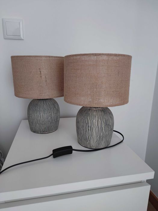 Candeeiros de mesa com base em cerâmica.