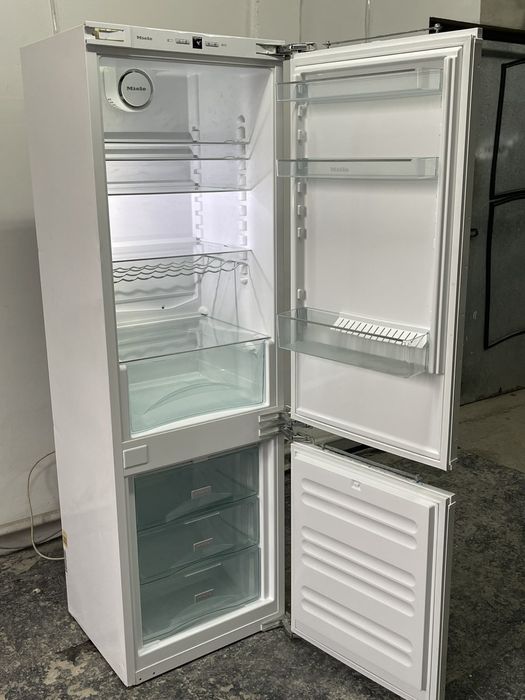 Холодильник вбудований Miele KDN 37232 iD