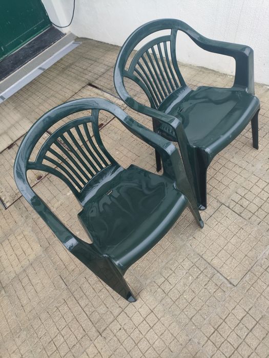 2 cadeiras de plástico