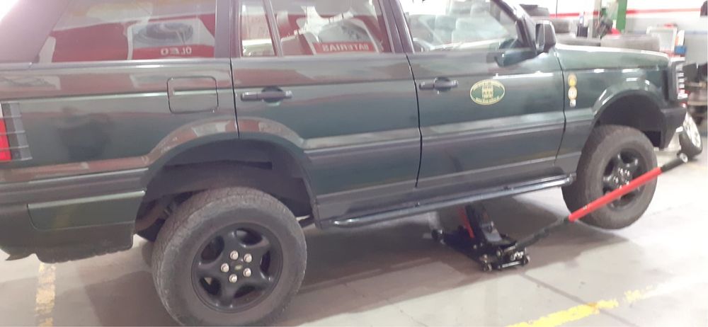 Jantes originais Range Rover P38 de 16” pintadas de preto mate.