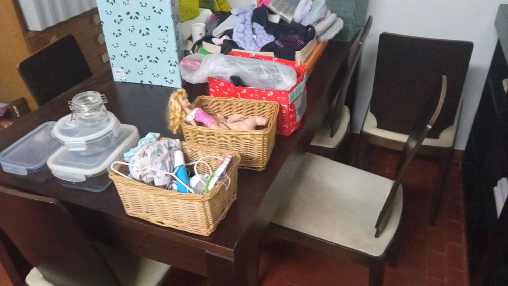 Mesa 6 cadeiras e aparador