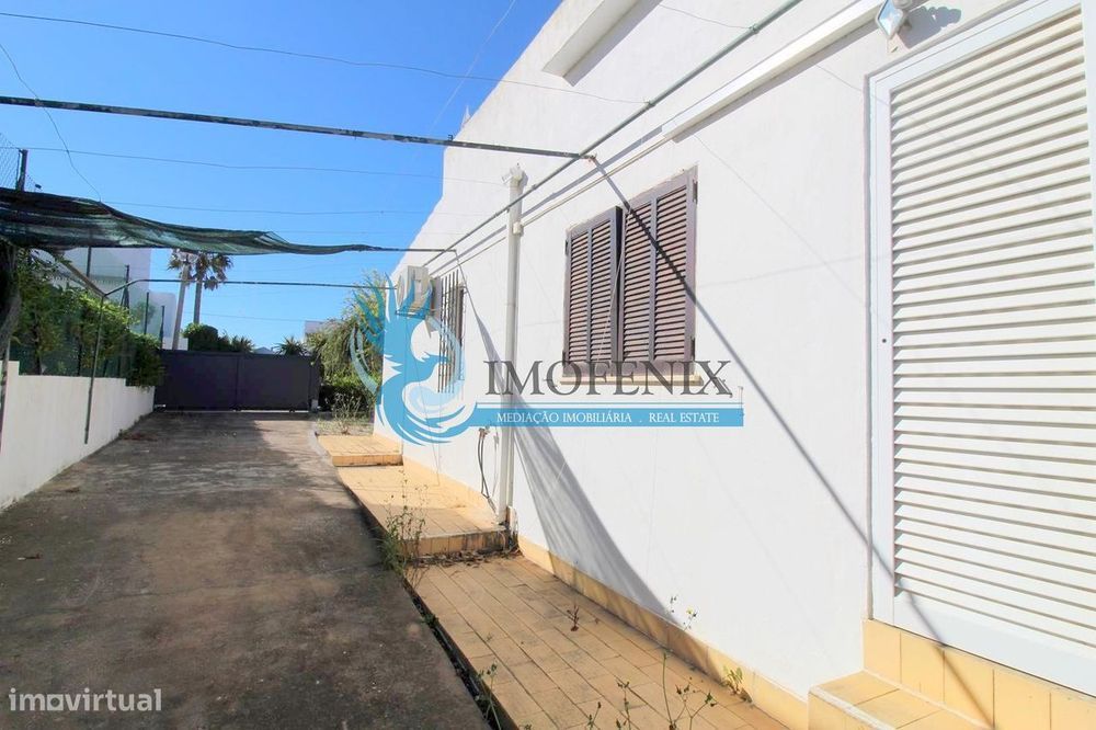 Moradia T2 Térrea com Projeto de Ampliação, Piscina e Excelente Locali