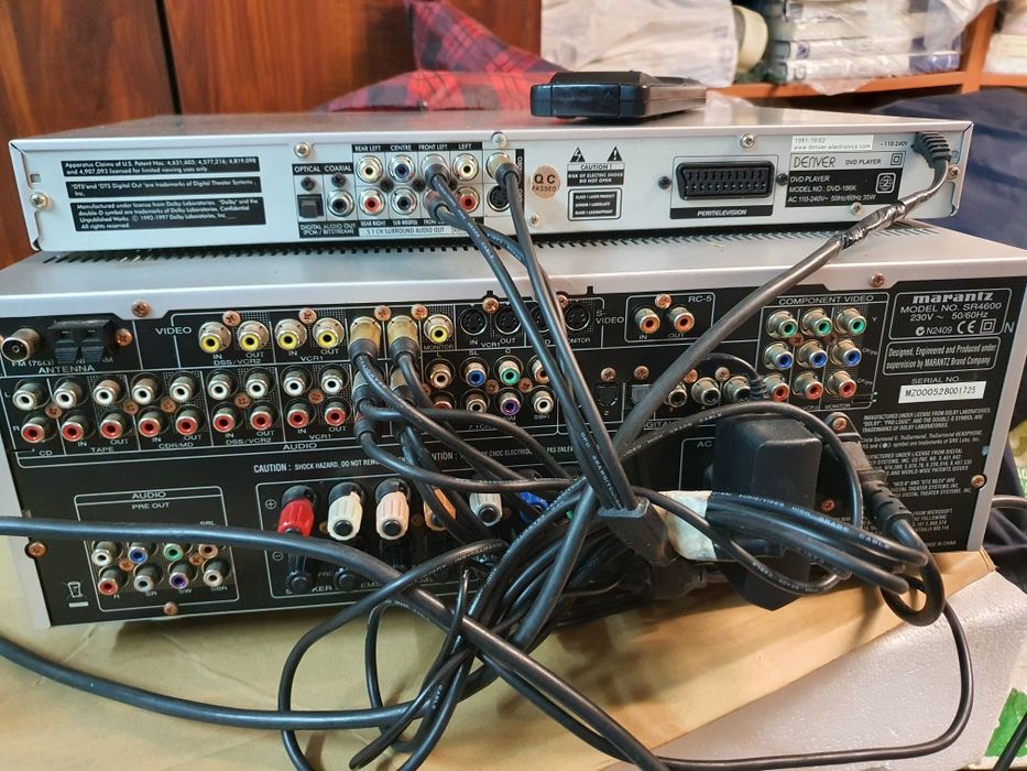 Rádio e amplificador Marantz com colunas