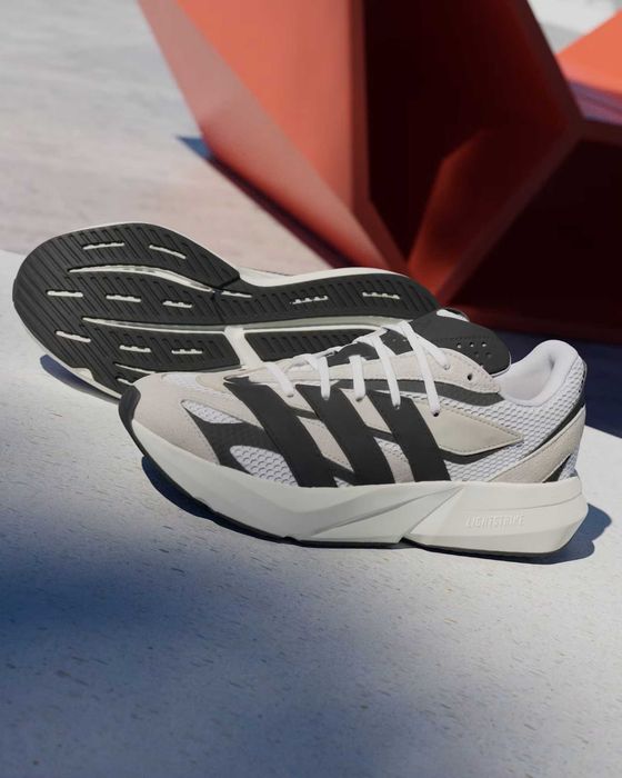 Кросівки Adidas LIGHTBLAZE 42 42.5 43 JH6944