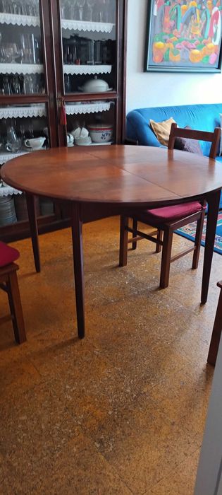 Mesa de jantar redonda com 4 cadeiras
