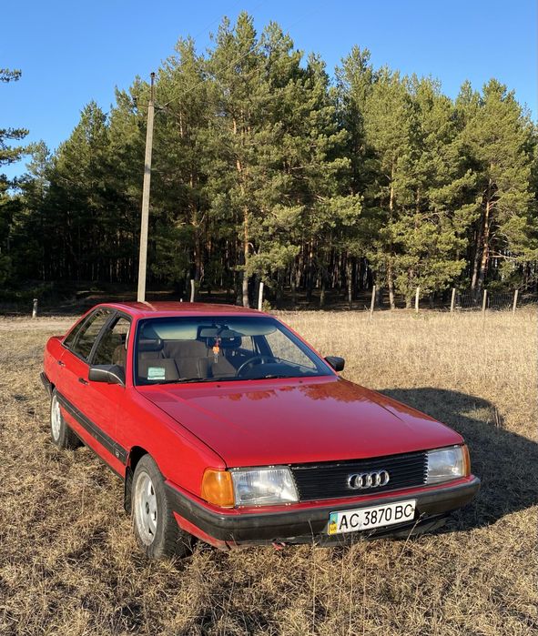 Продаєця AUDI 100 C3