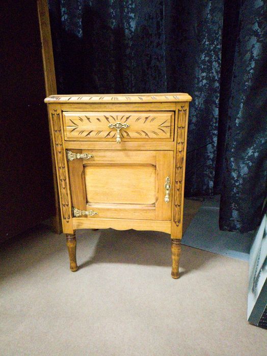 Mesa cabeçeira restaurada