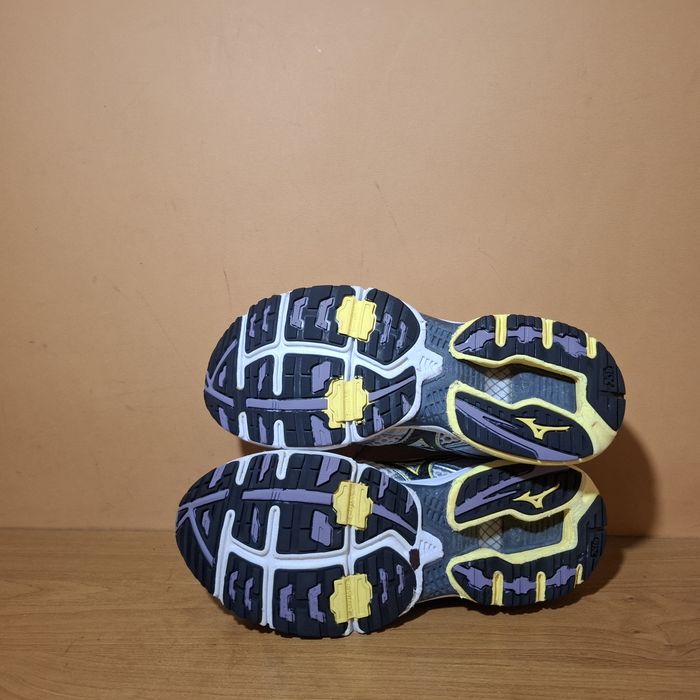 Жіночі фірмові кросівки Mizuno