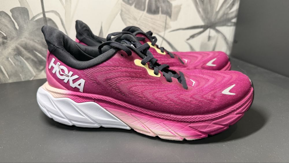 Кросівки жіночі для бігу Hoka Arahi 6