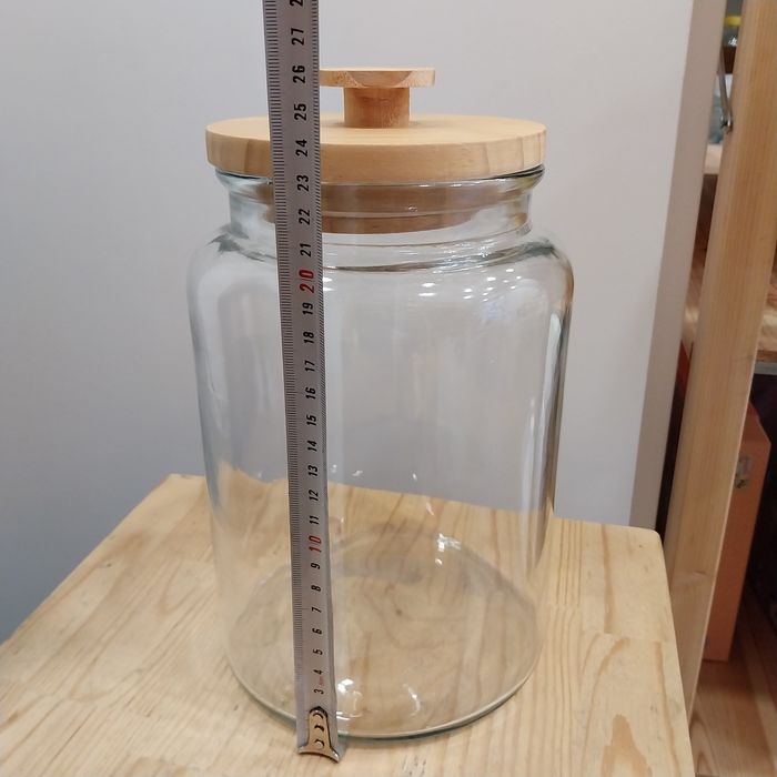 Frasco de vidro com tampa em madeira
