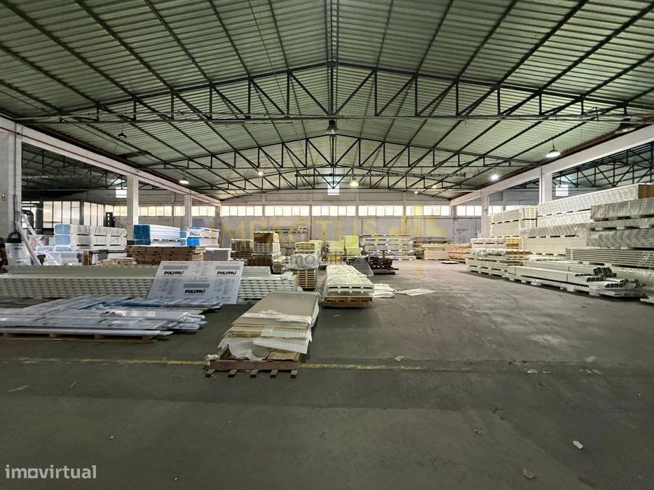 Armazém em Zona Industrial