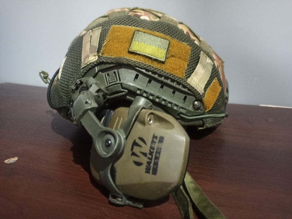 Комплект шолом, навушники та кавер