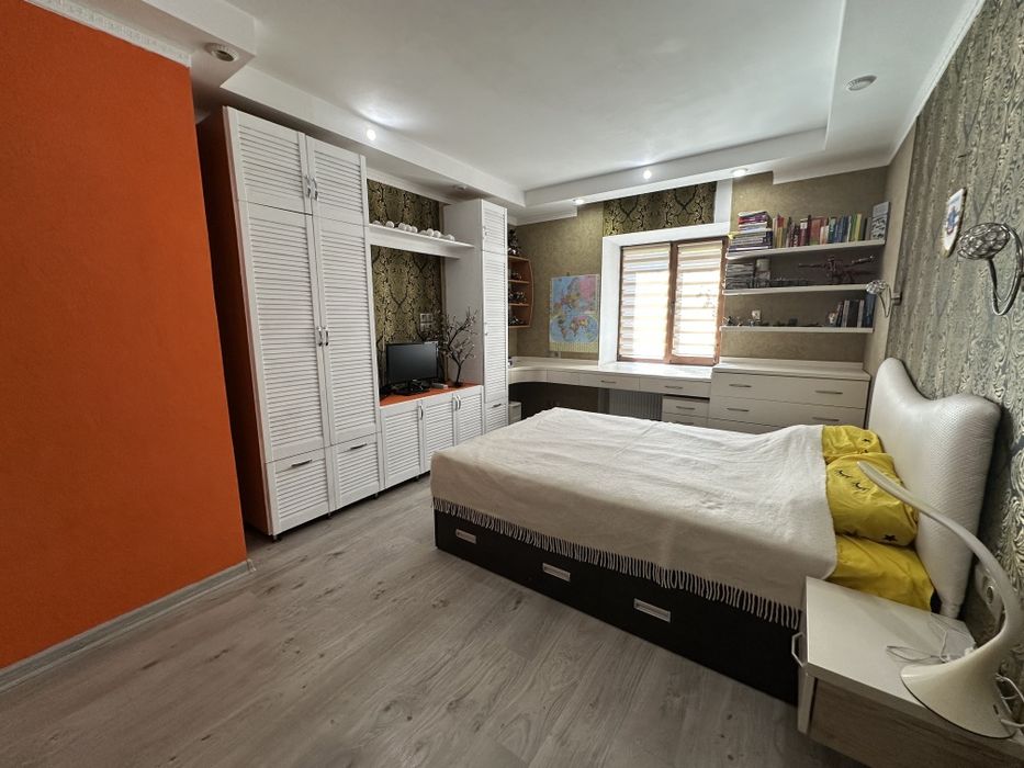 Продам 2-х этажный каменный дом  в Варваровке на участке 7. 12 соток