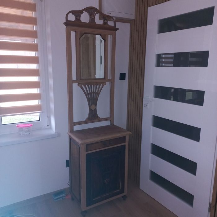 Szafka z lustrem stylizowana do renowacji