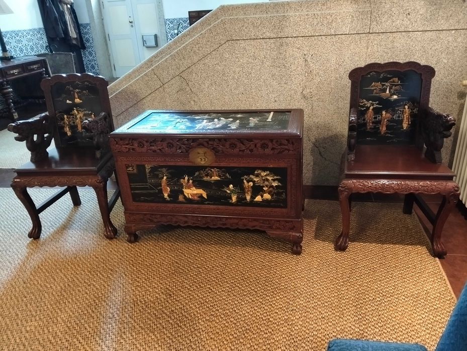 Conjunto Mobiliário Chinês Entalhado c/ Dragões – Sofá, 2 Cadeiras, Arca e Mesa de Centro