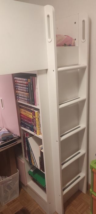 Cama alta com secretária