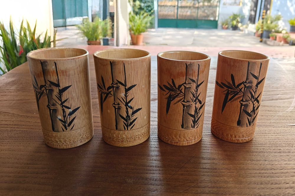 Conjunto de quatro copos feitos em bambu