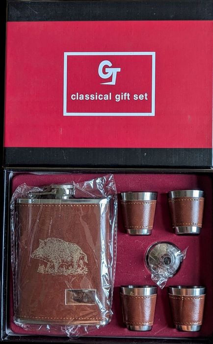 Piersiówka w skórze