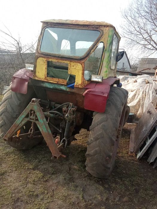 Трактор находу цікавить