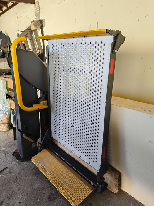 Rampa elevatória auto para cadeira de rodas.