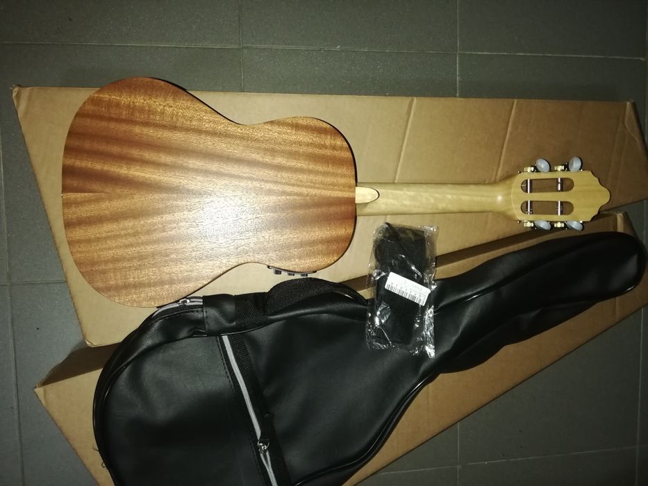 Cavaquinho brasileiro elétrico
